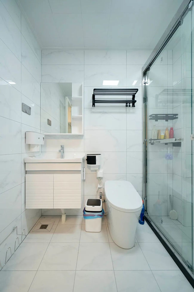 120㎡現(xiàn)代三居，飄窗與收納柜結(jié)合，打造實(shí)用起居臥室